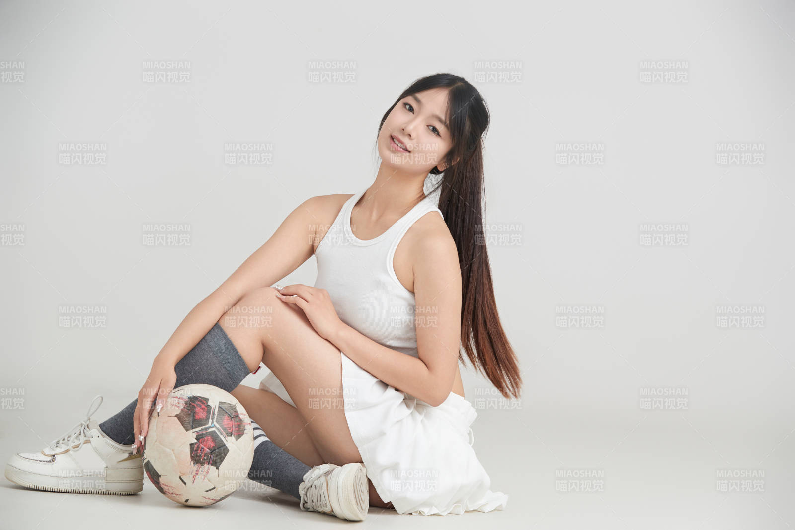 白色背景下的快乐的足球宝贝图片