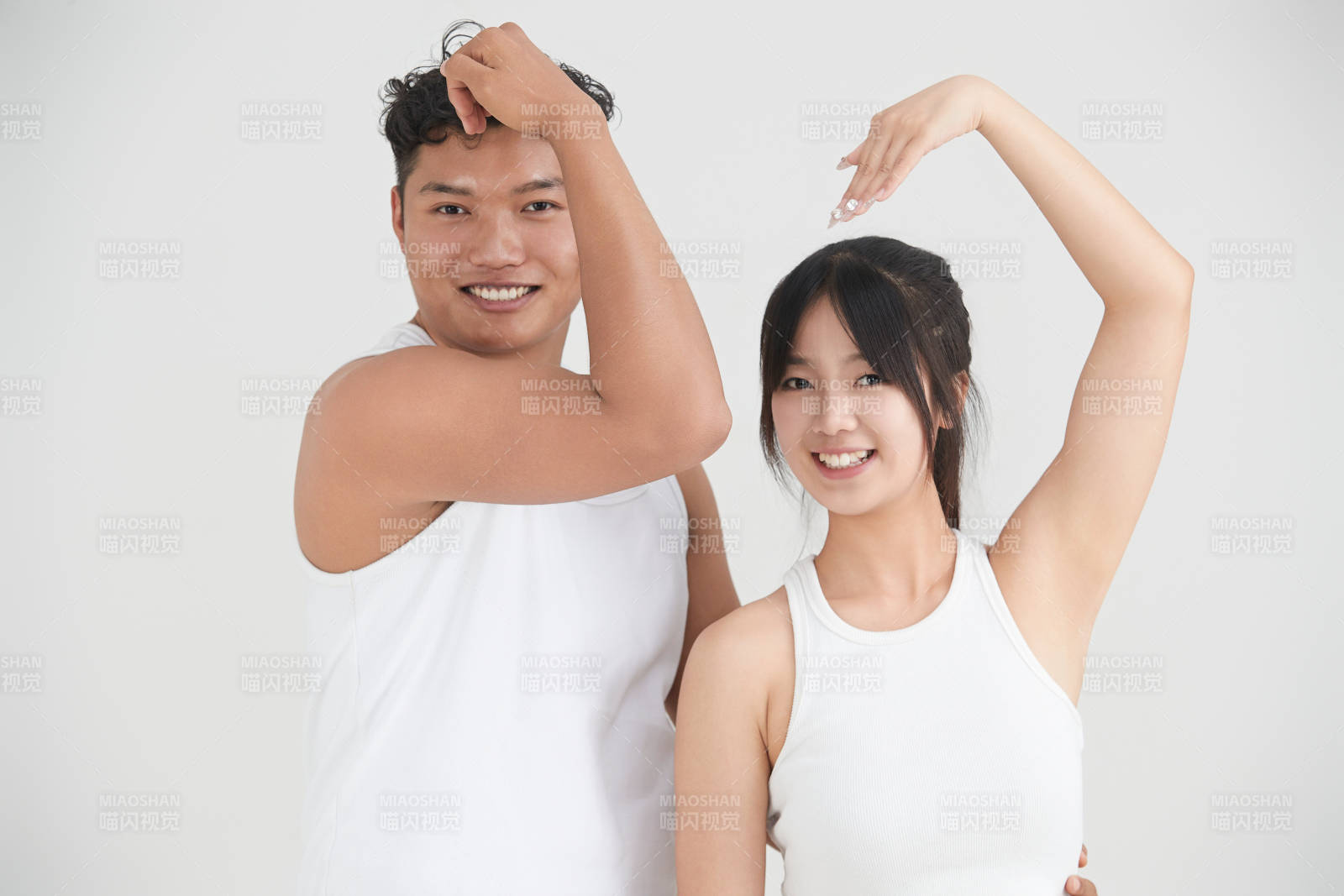 白色背景下嬉戏欢乐的亚洲情侣图片