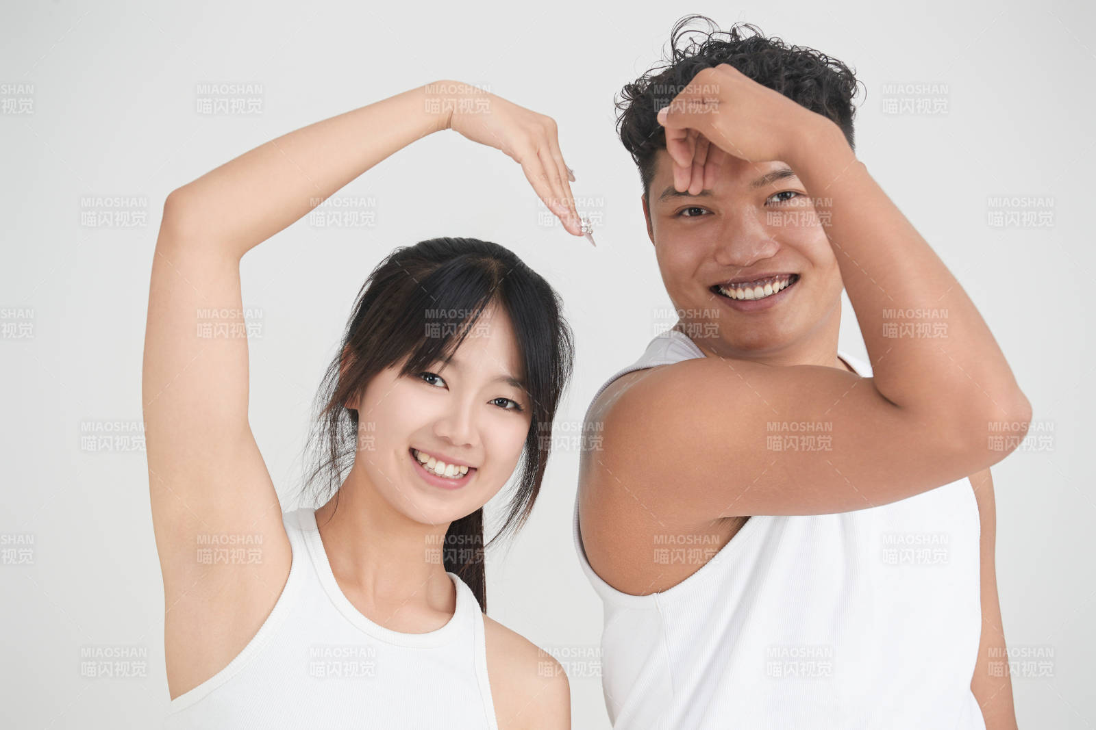 白色背景下嬉戏欢乐的亚洲情侣图片