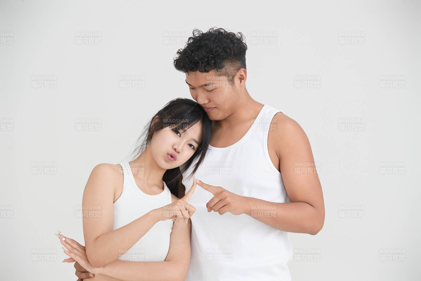 白色背景下嬉戏欢乐的亚洲情侣图片