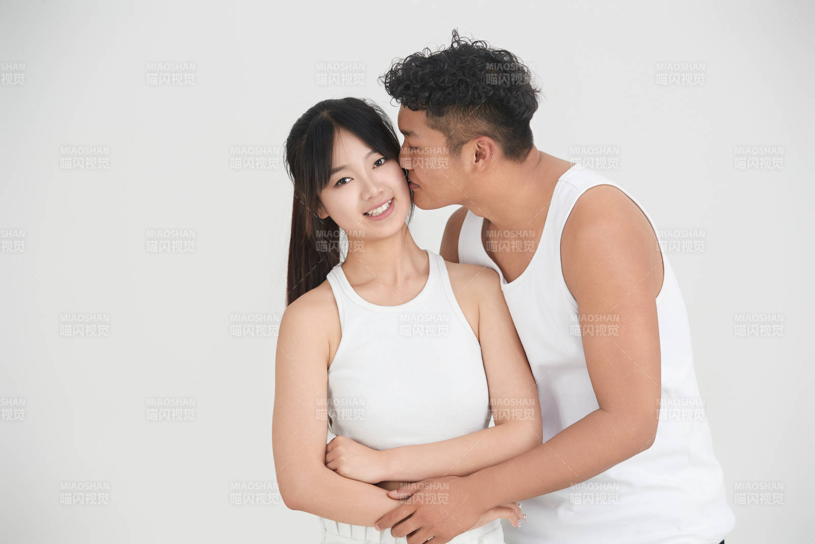 白色背景下嬉戏欢乐的亚洲情侣图片