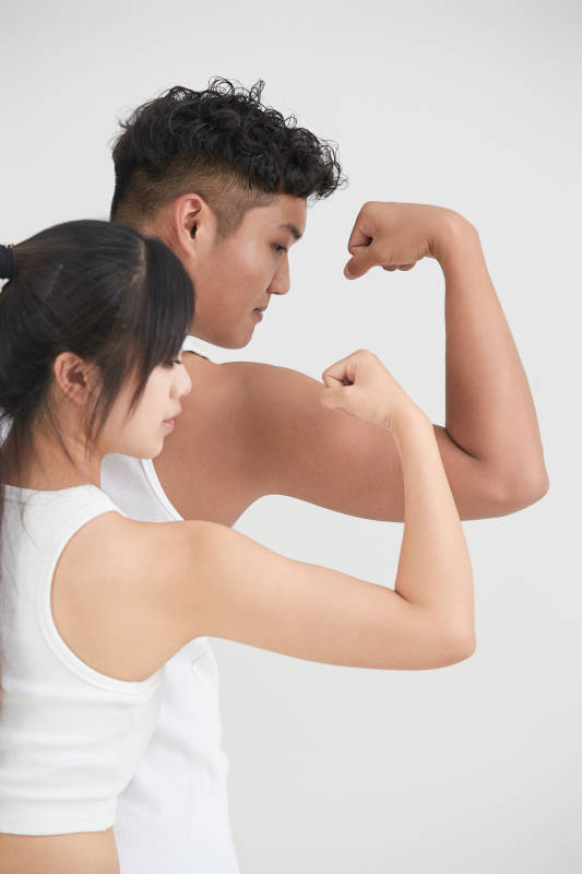 白色背景下嬉戏欢乐的亚洲情侣图片