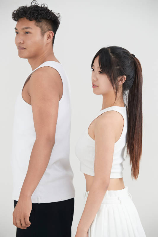 白色背景下嬉戏欢乐的亚洲情侣图片