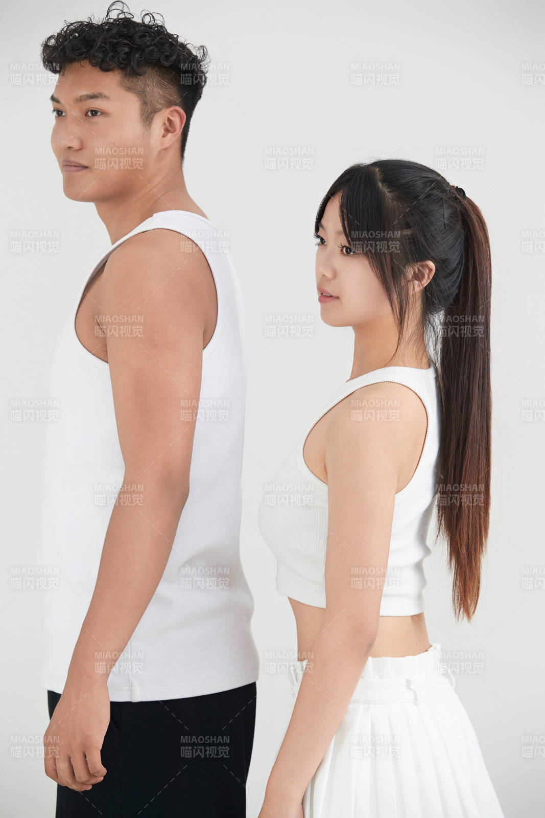 白色背景下嬉戏欢乐的亚洲情侣图片