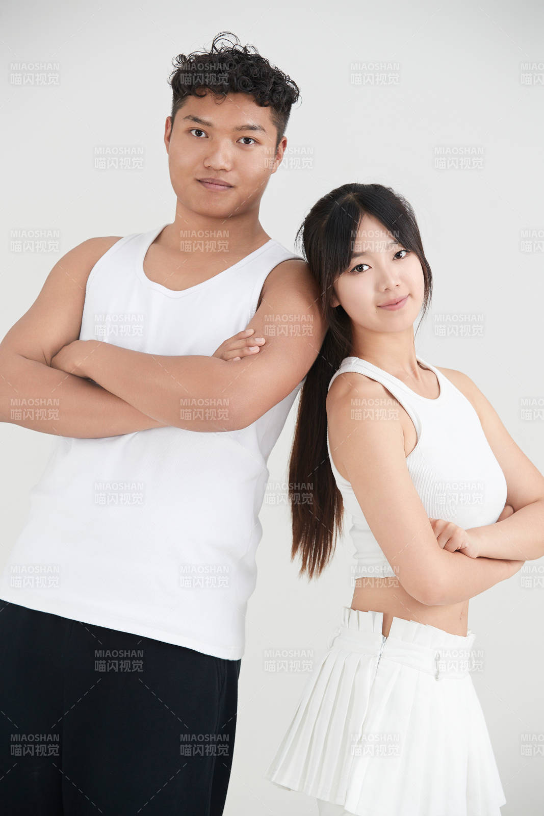 白色背景下嬉戏欢乐的亚洲情侣图片
