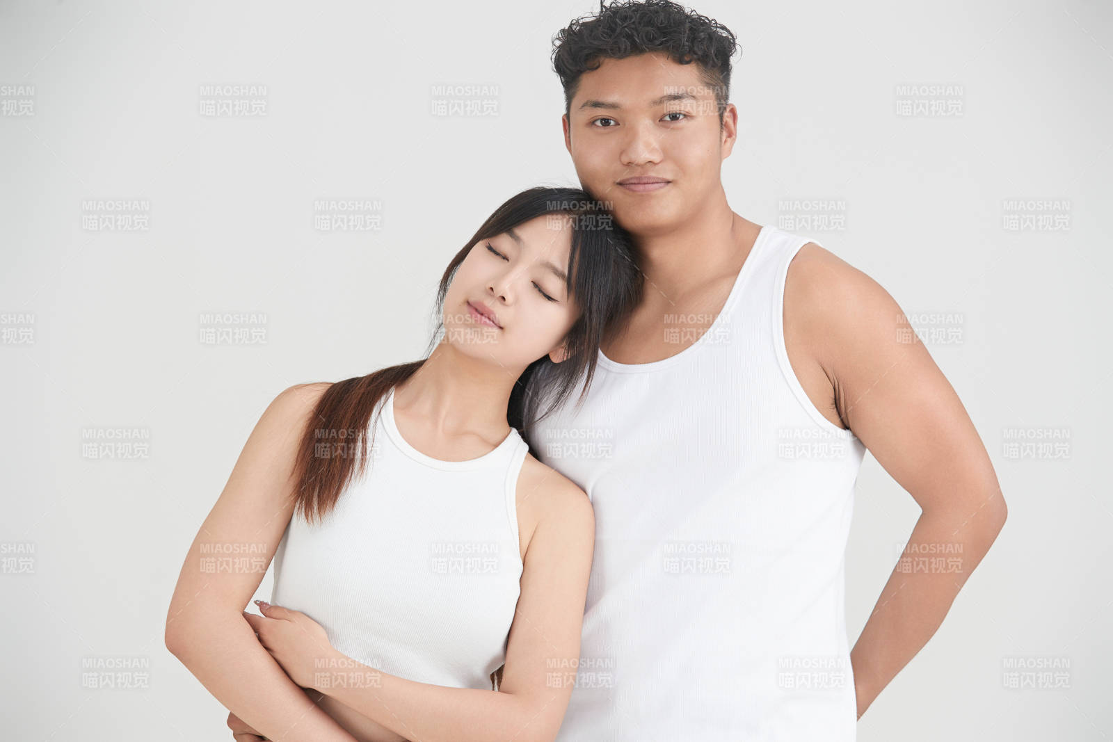 白色背景下嬉戏欢乐的亚洲情侣图片