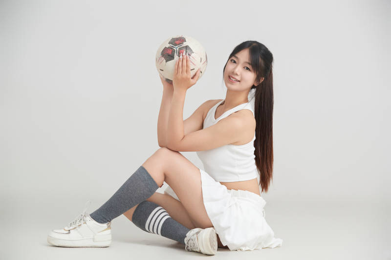 白色背景下的快乐的足球宝贝图片