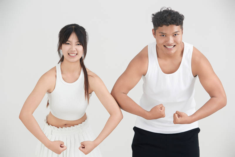 白色背景下嬉戏欢乐的亚洲情侣图片