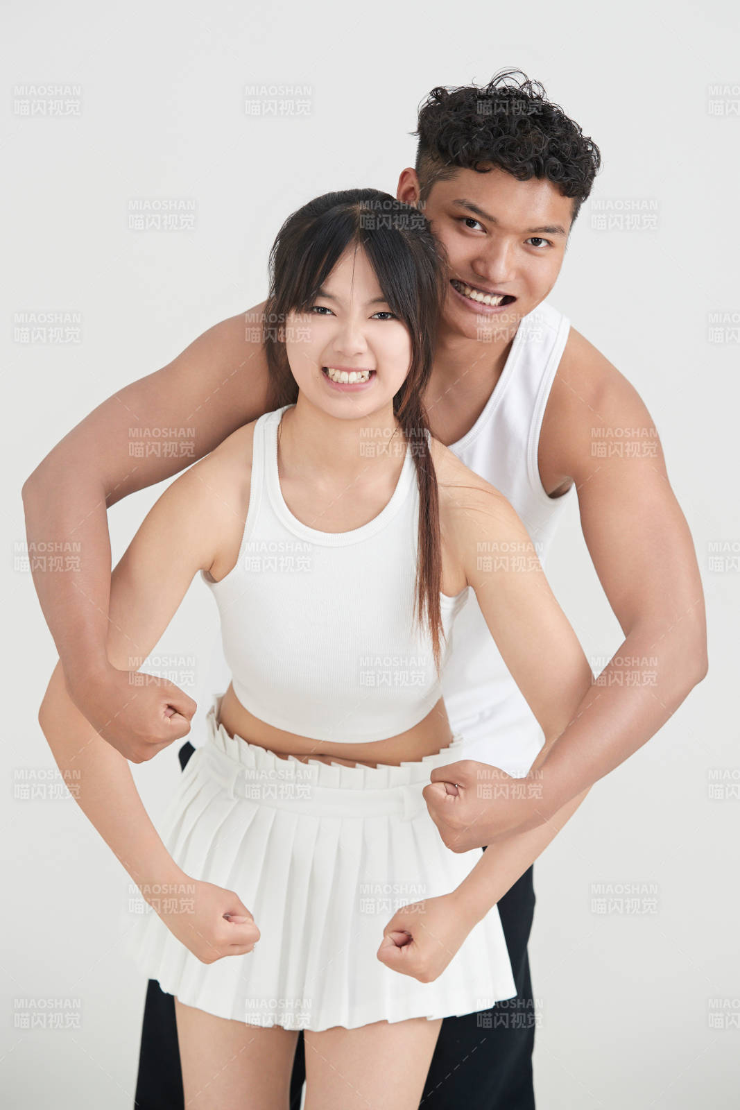 白色背景下嬉戏欢乐的亚洲情侣图片