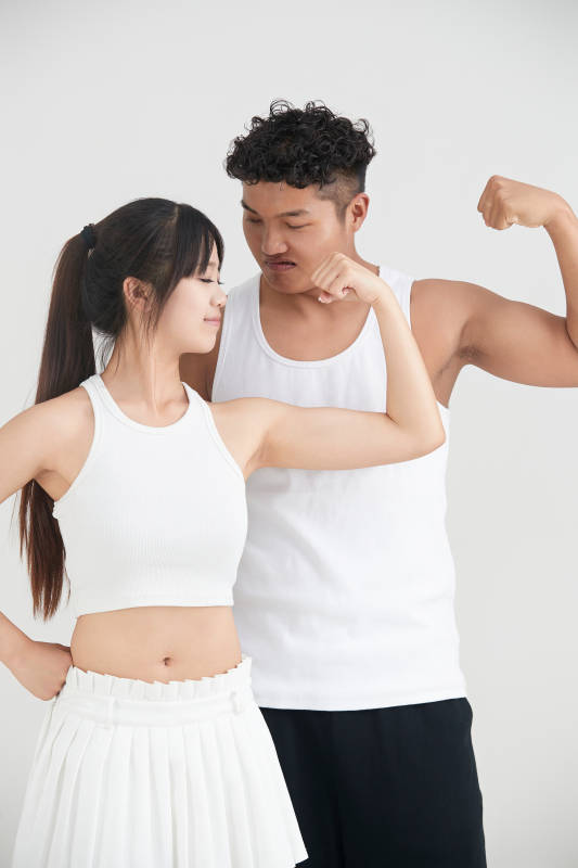 白色背景下嬉戏欢乐的亚洲情侣图片