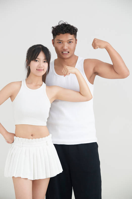 白色背景下嬉戏欢乐的亚洲情侣图片