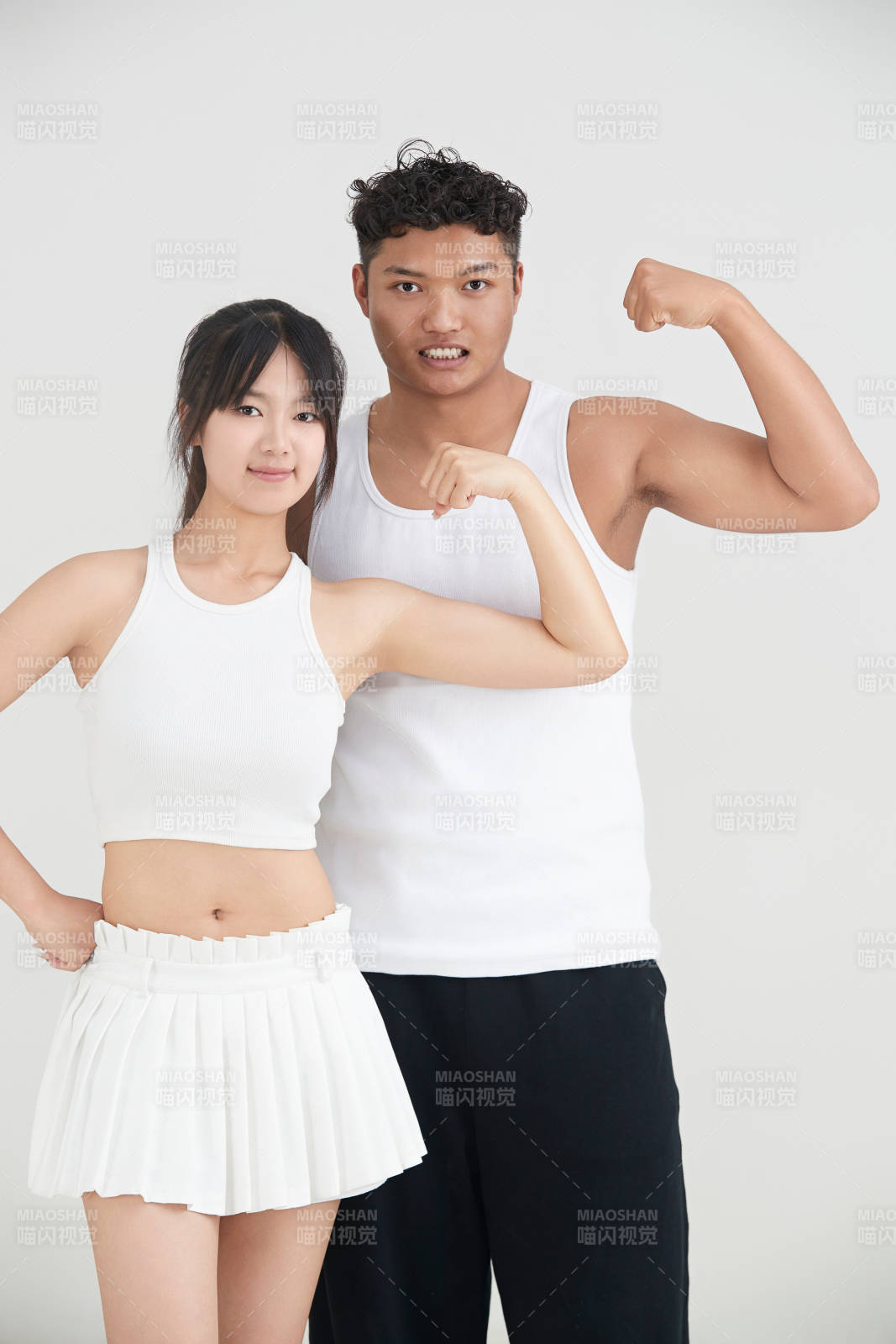 白色背景下嬉戏欢乐的亚洲情侣图片