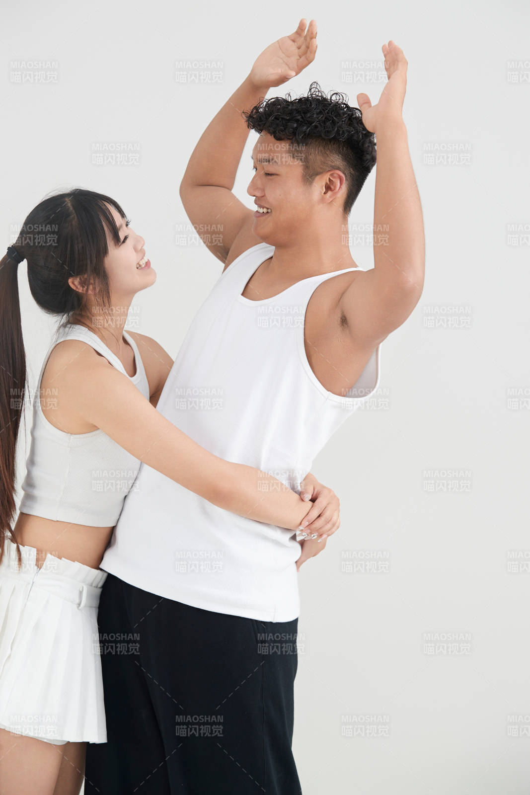 白色背景下嬉戏欢乐的亚洲情侣图片