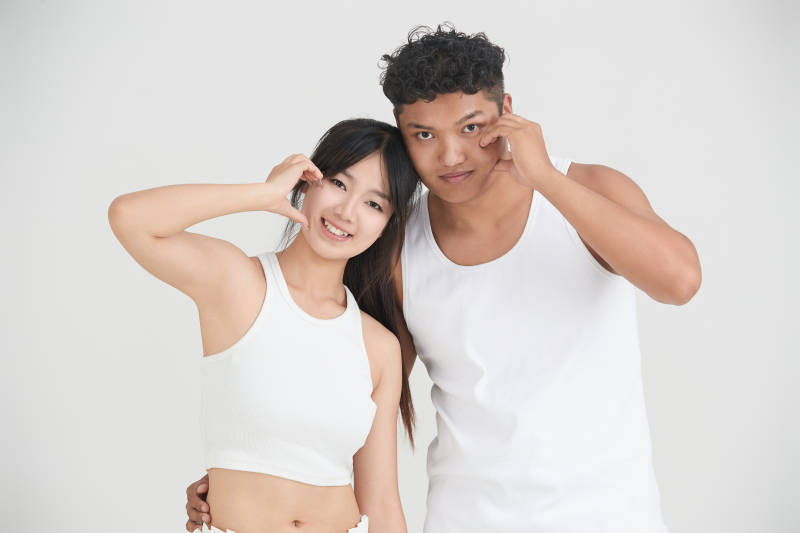 白色背景下嬉戏欢乐的亚洲情侣图片