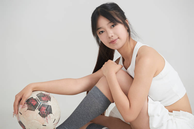 白色背景下的快乐的足球宝贝图片