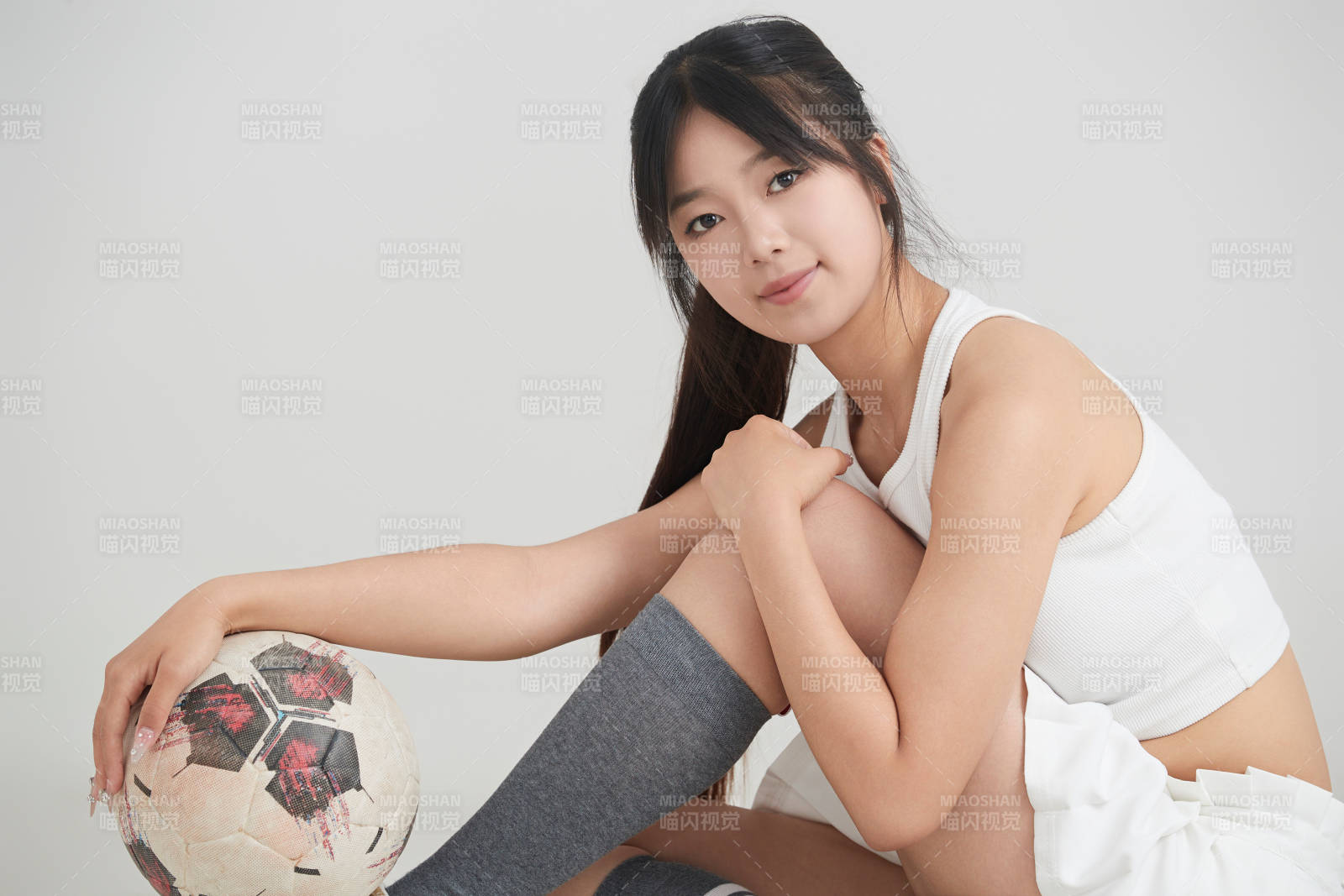 白色背景下的快乐的足球宝贝图片