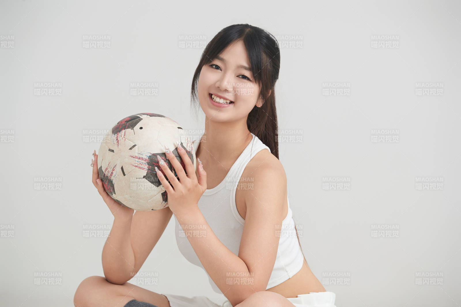 白色背景下的快乐的足球宝贝图片