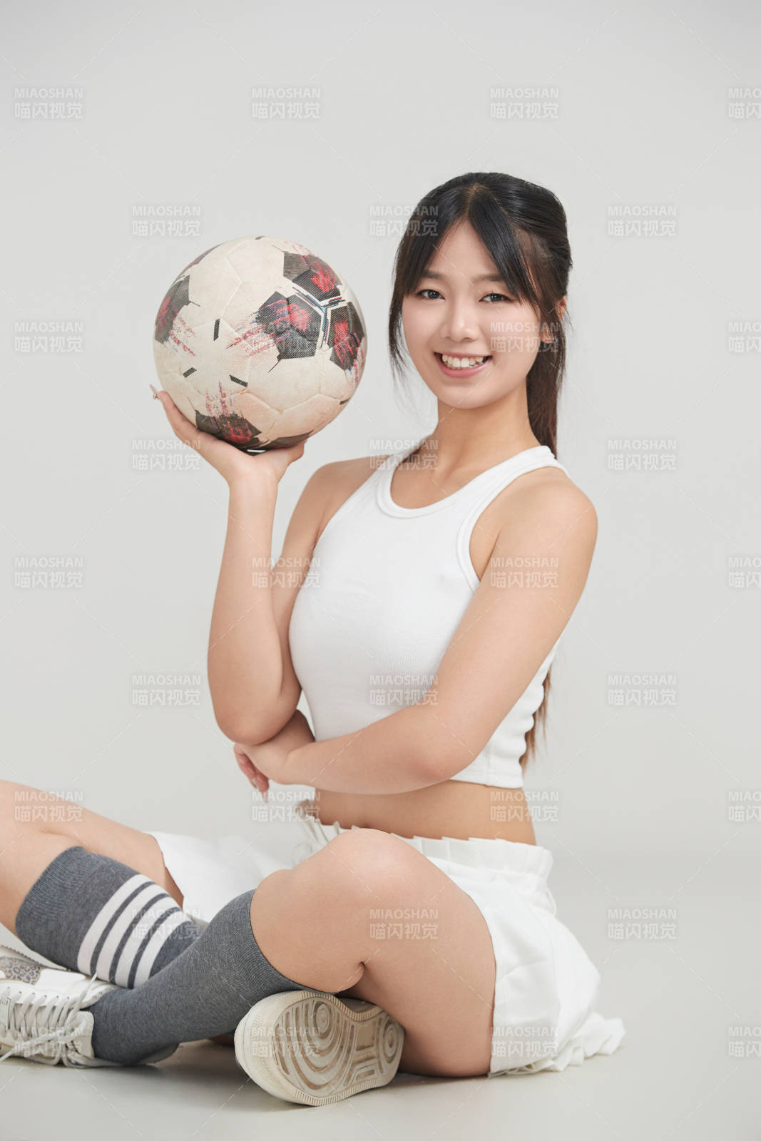 白色背景下的快乐的足球宝贝图片