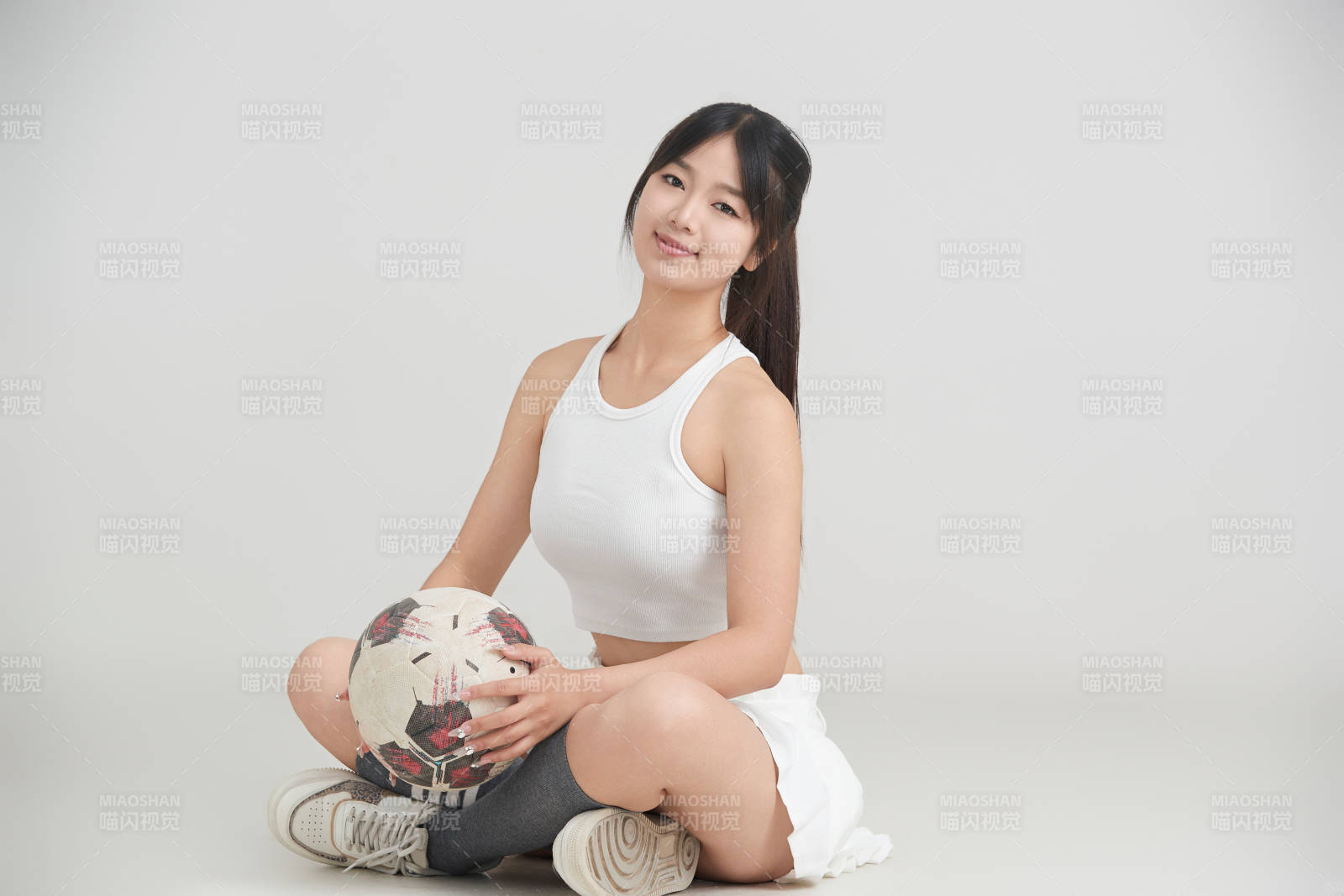 白色背景下的快乐的足球宝贝图片