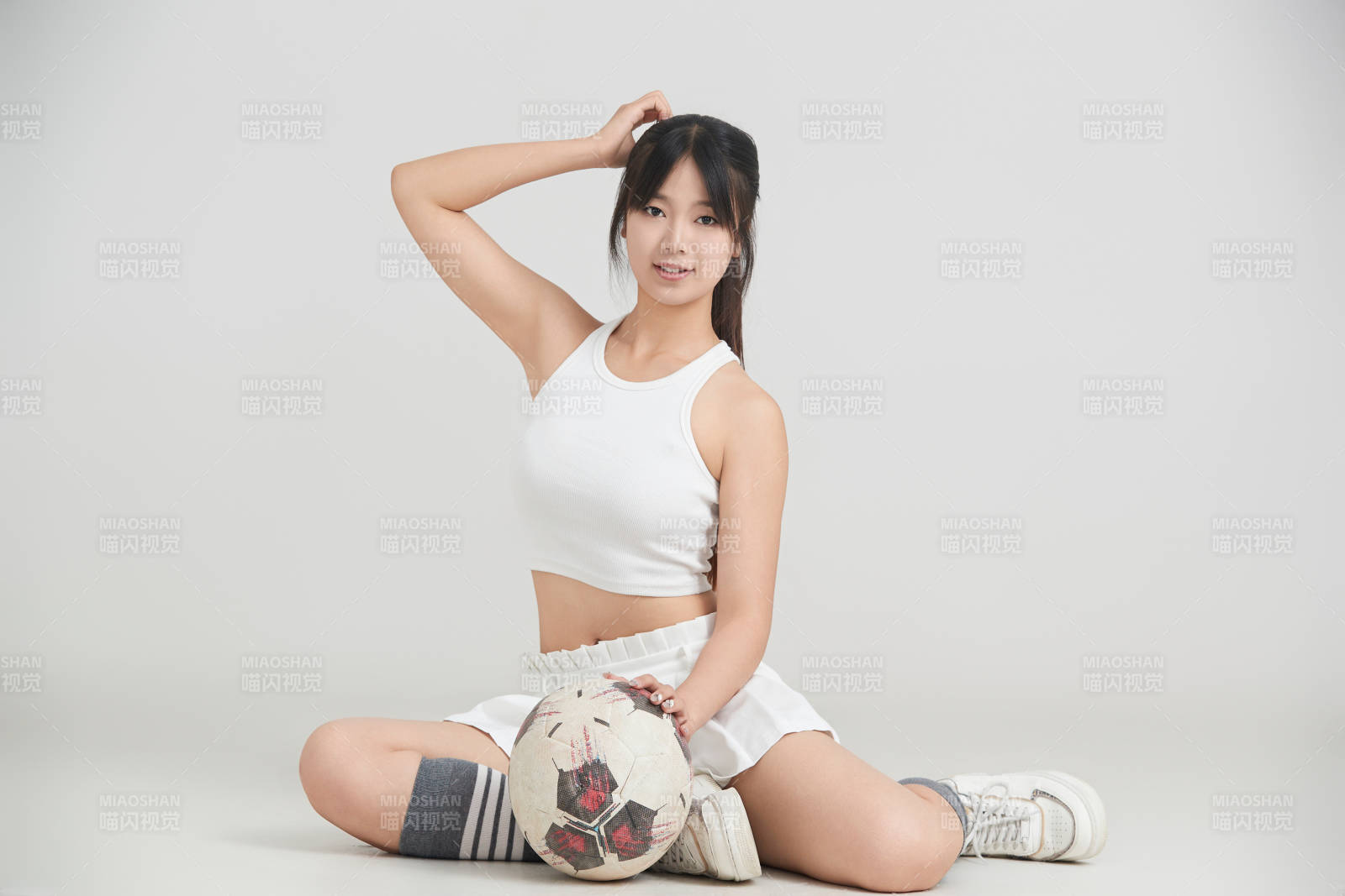 白色背景下的快乐的足球宝贝图片