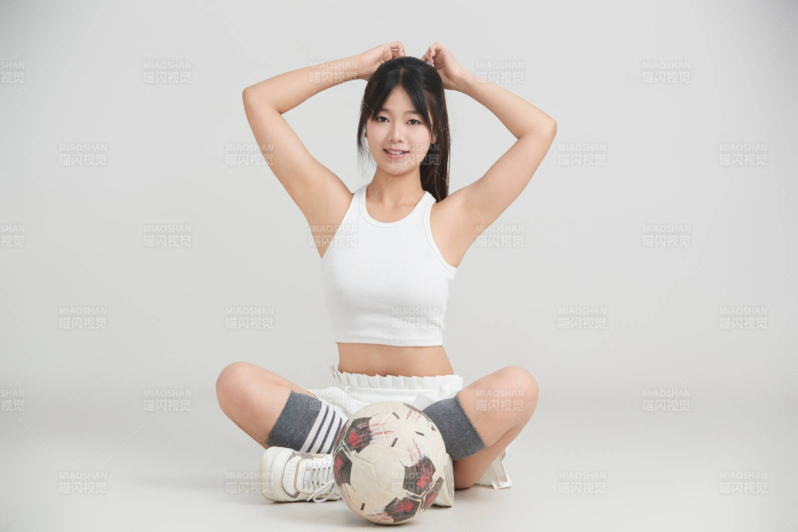 白色背景下的快乐的足球宝贝图片