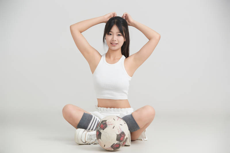 白色背景下的快乐的足球宝贝图片