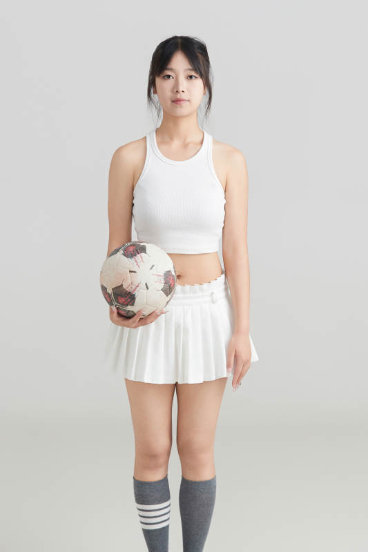 白色背景下的快乐的足球宝贝图片