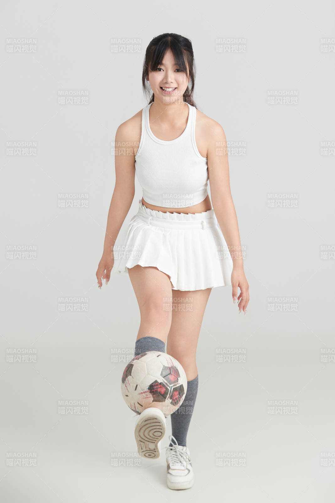 白色背景下的快乐的足球宝贝图片