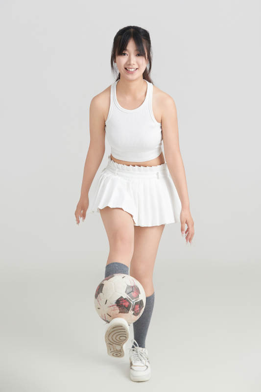 白色背景下的快乐的足球宝贝图片