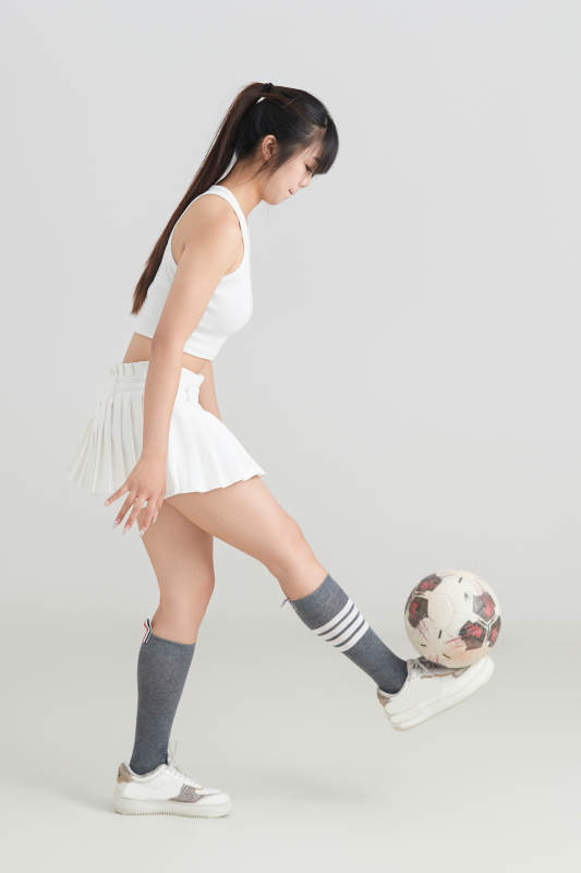 白色背景下的快乐的足球宝贝图片