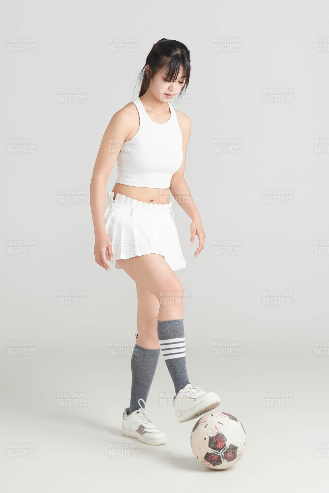 白色背景下的快乐的足球宝贝图片