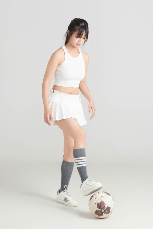 白色背景下的快乐的足球宝贝图片