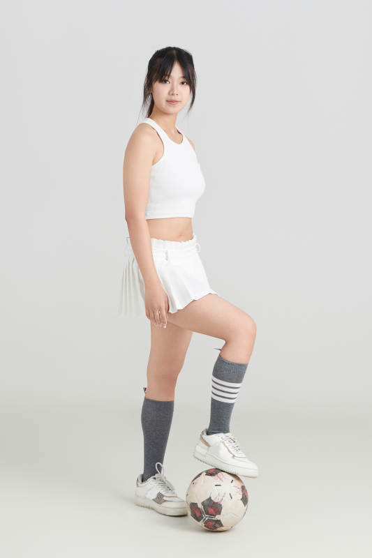 白色背景下的快乐的足球宝贝图片