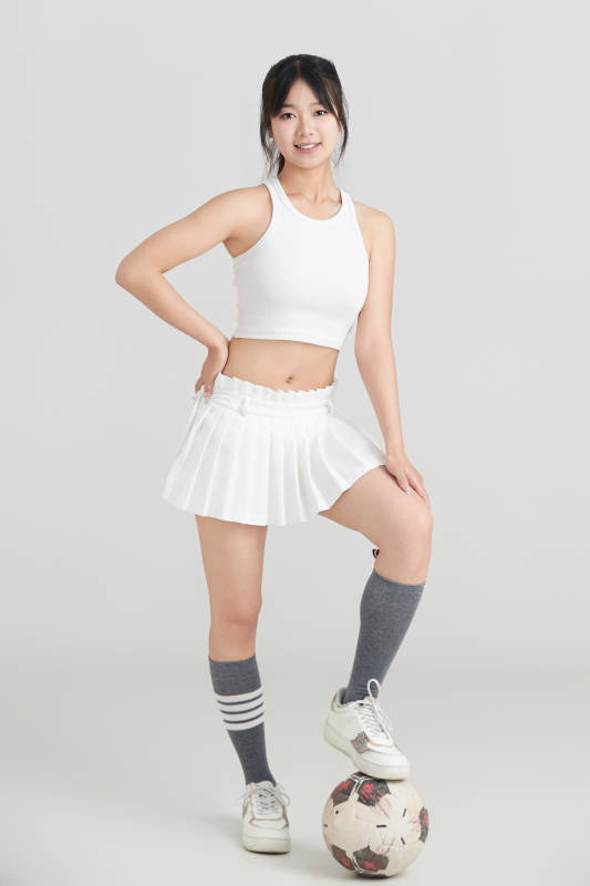 白色背景下的快乐的足球宝贝图片