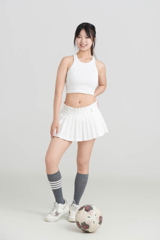 白色背景下的快乐的足球宝贝图片