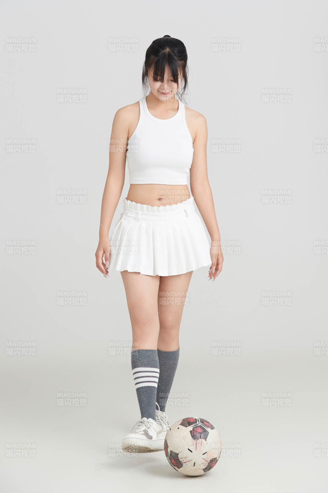 白色背景下的快乐的足球宝贝图片