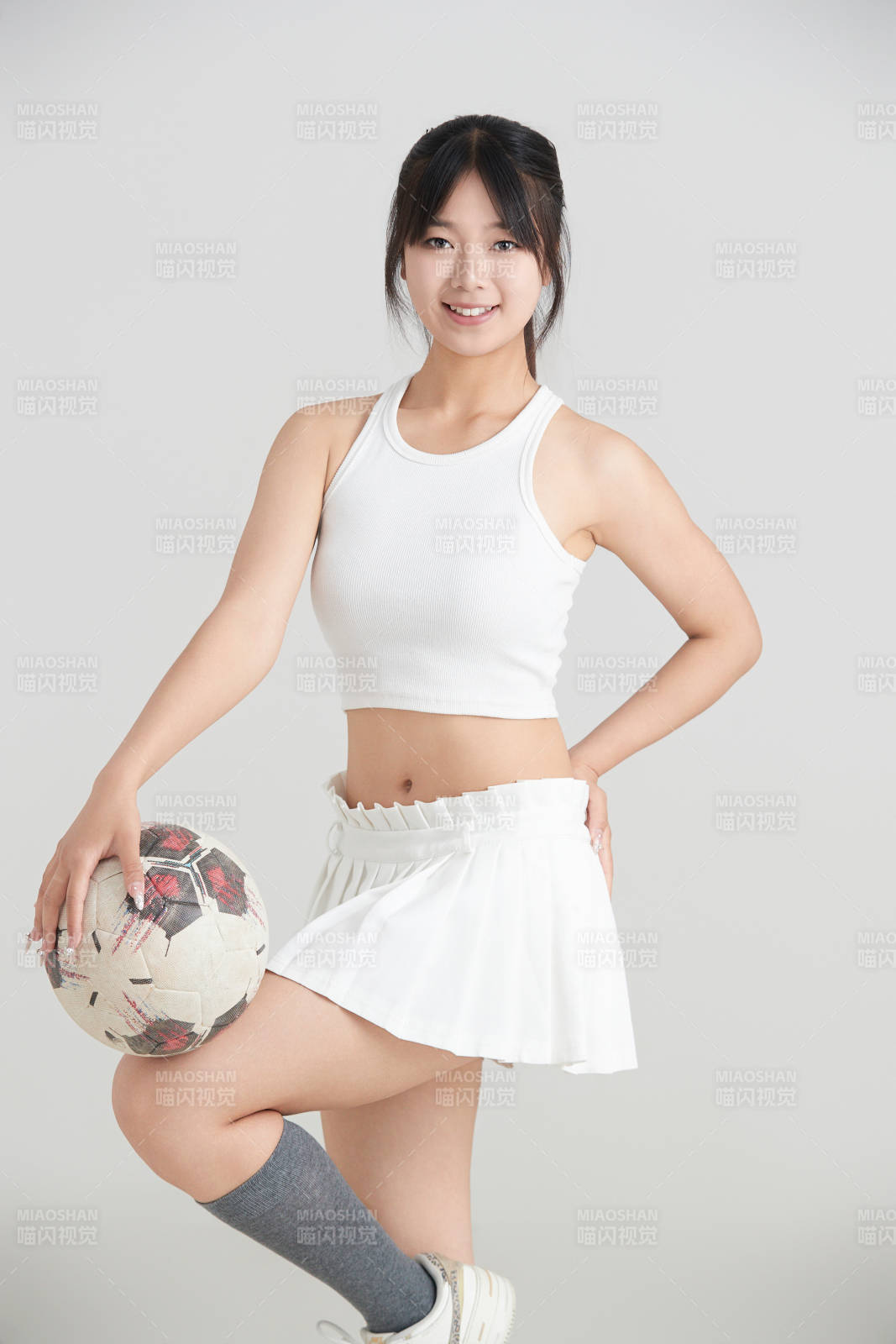 白色背景下的快乐的足球宝贝图片