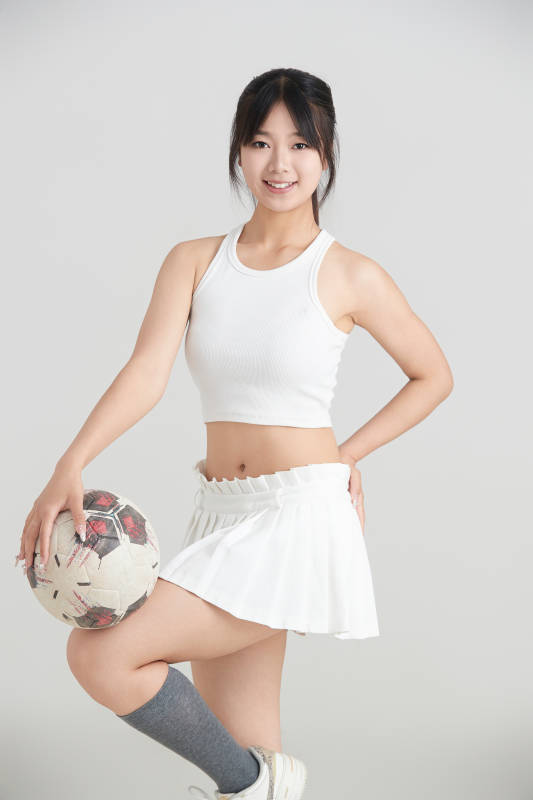 白色背景下的快乐的足球宝贝图片