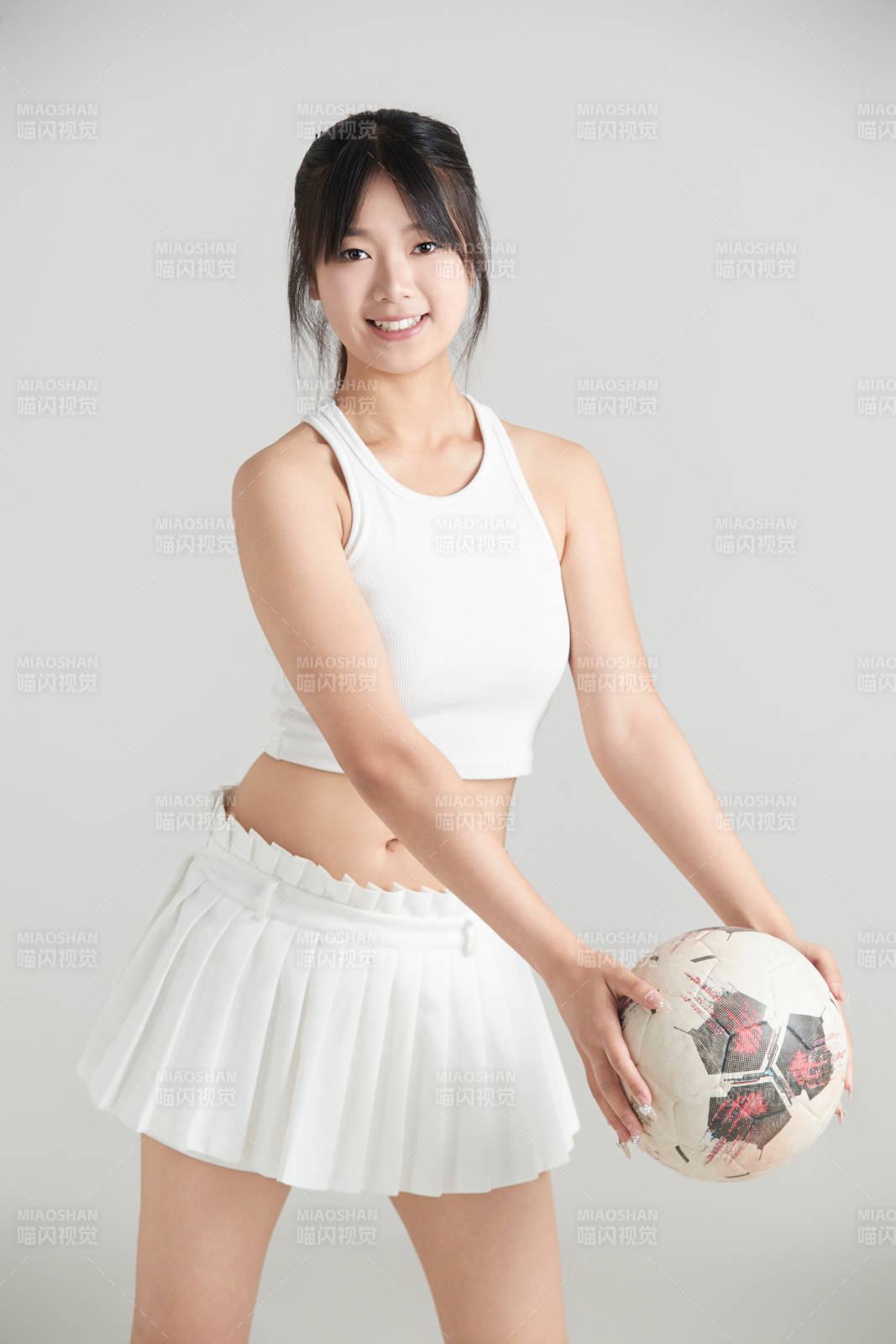 白色背景下的快乐的足球宝贝图片