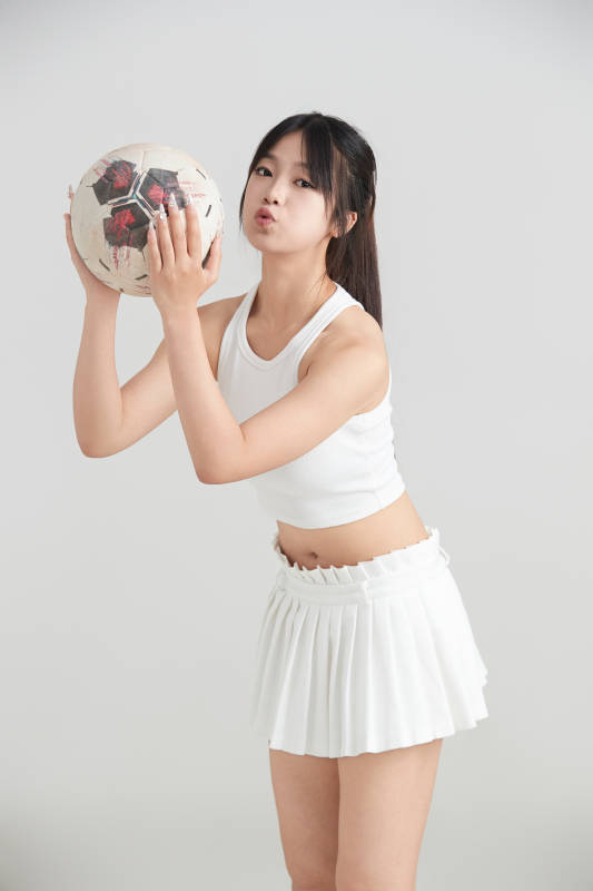 白色背景下的快乐的足球宝贝图片