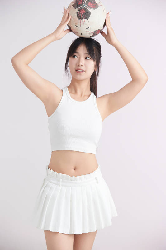 白色背景下的快乐的足球宝贝图片