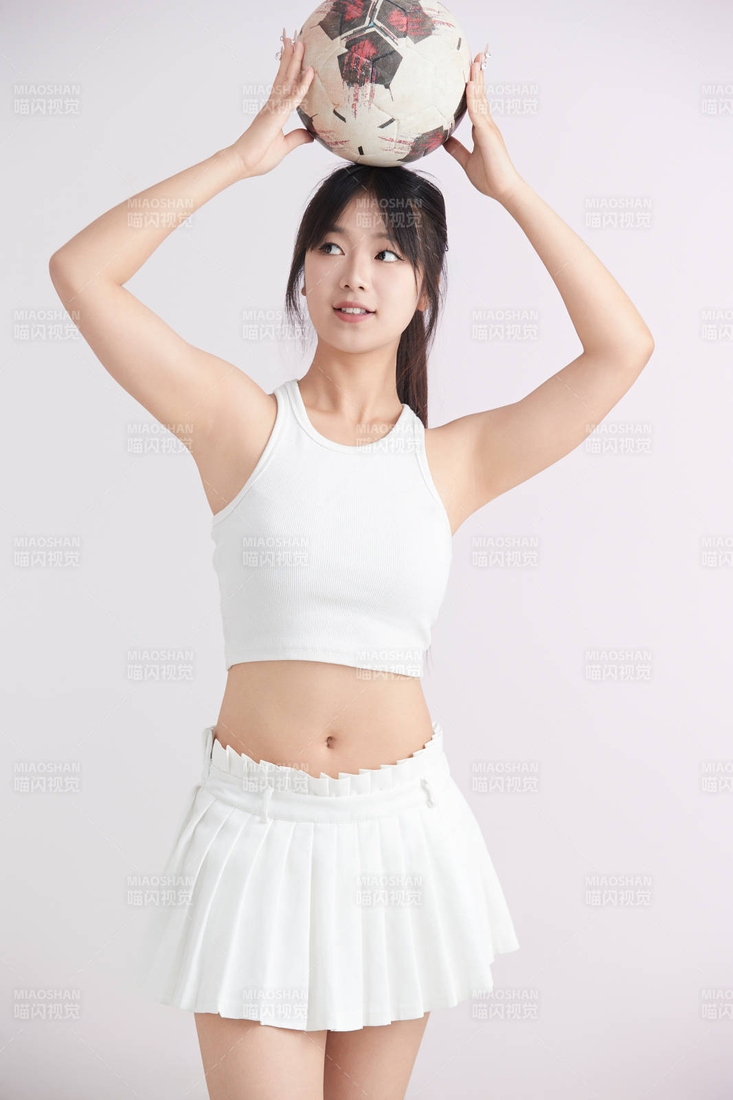 白色背景下的快乐的足球宝贝图片