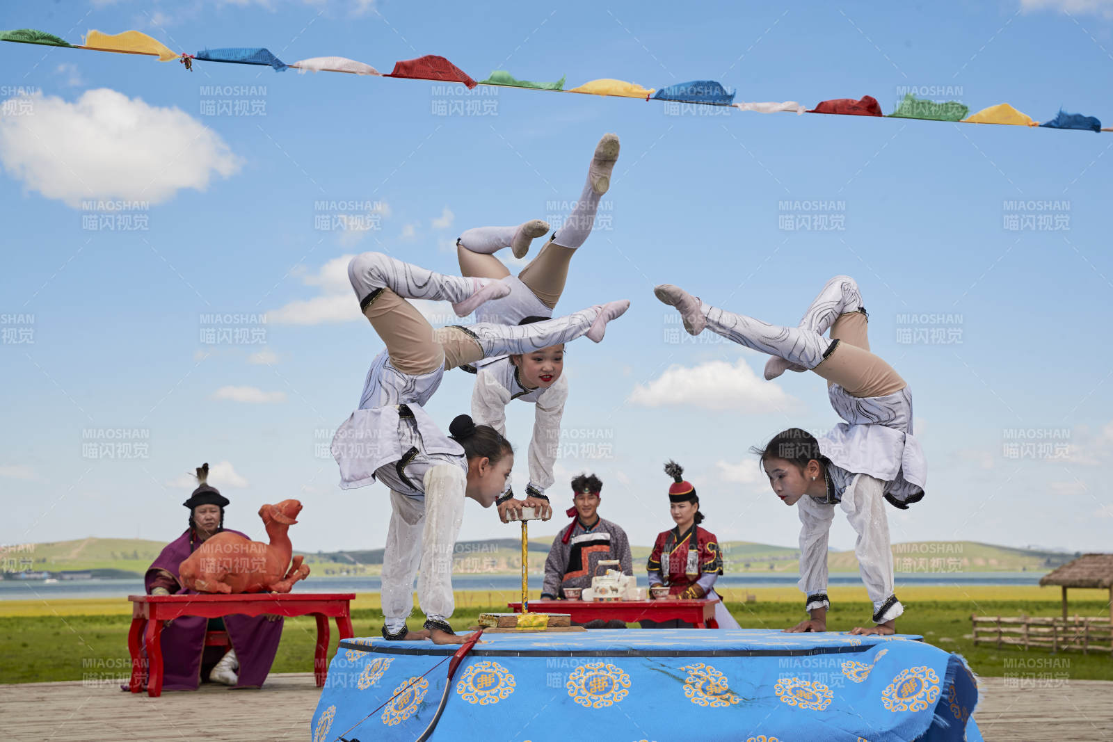 进行柔术体操杂技表演的三个少女图片
