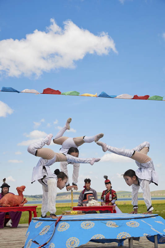 进行柔术体操杂技表演的三个少女图片