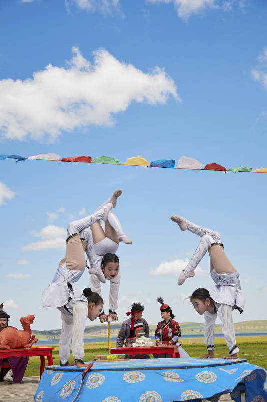 进行柔术体操杂技表演的三个少女图片