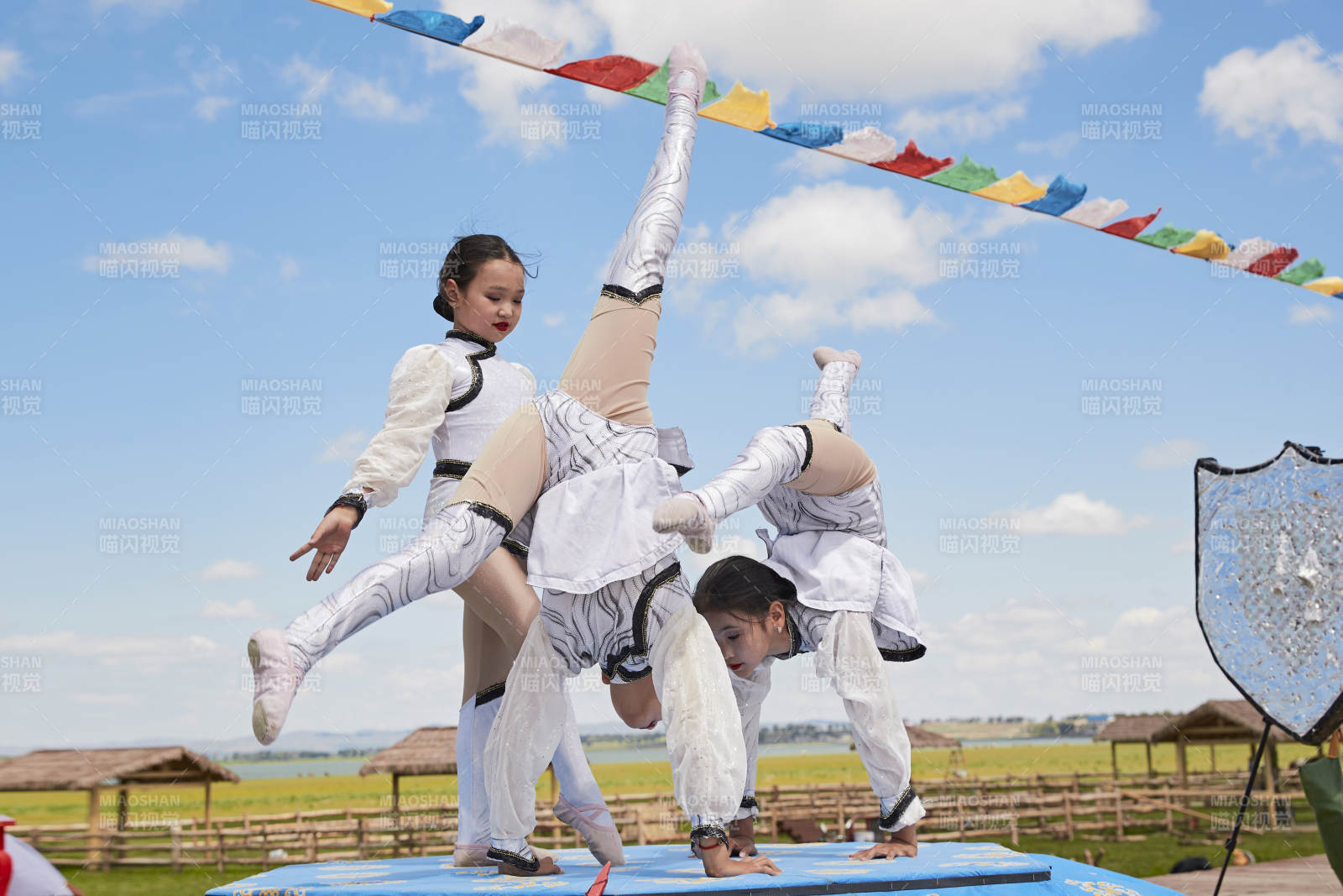 进行柔术体操杂技表演的三个少女图片