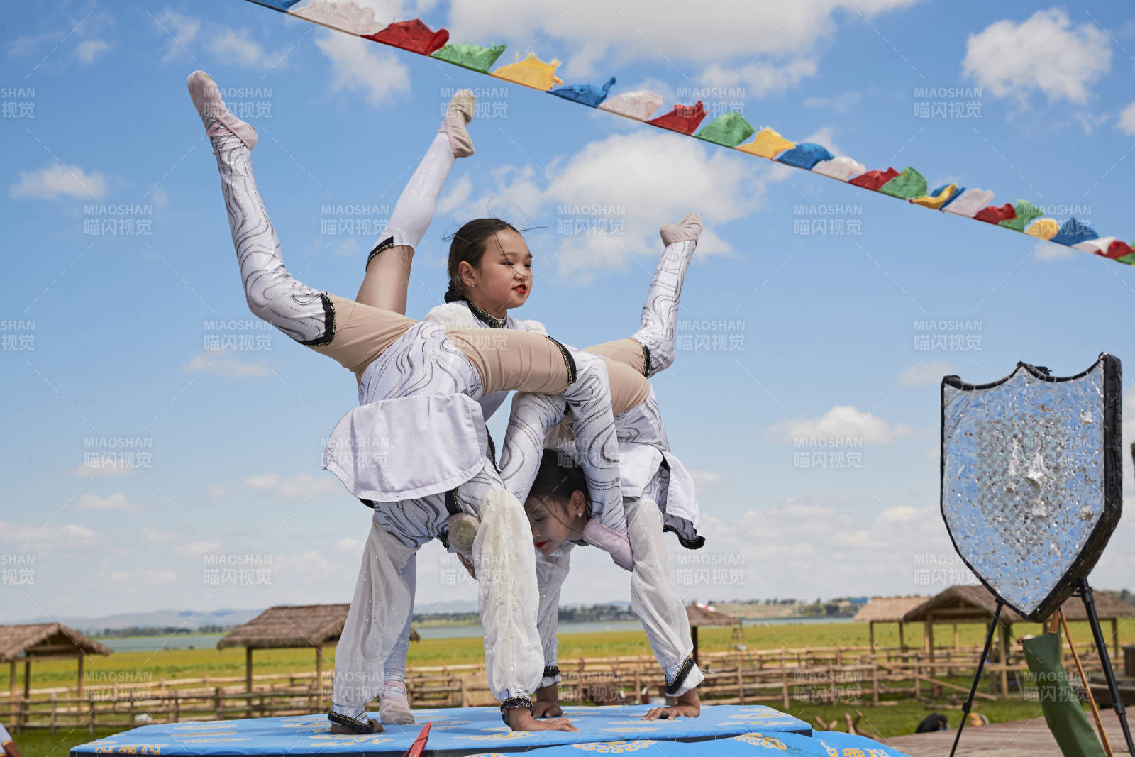 进行柔术体操杂技表演的三个少女图片