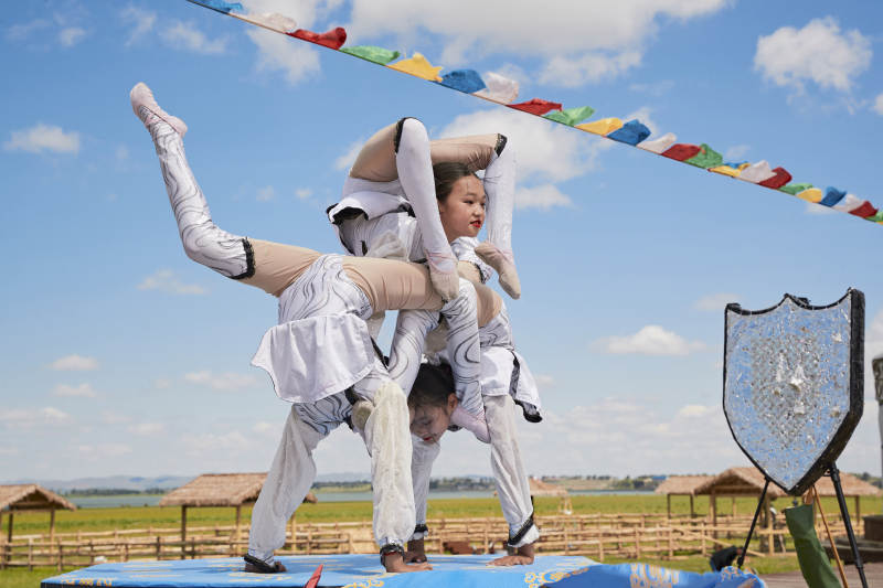 进行柔术体操杂技表演的三个少女图片