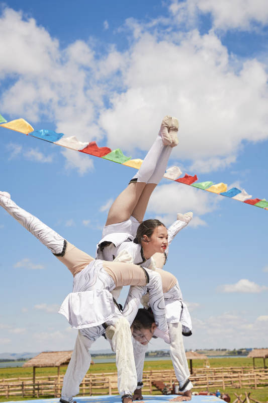 进行柔术体操杂技表演的三个少女图片