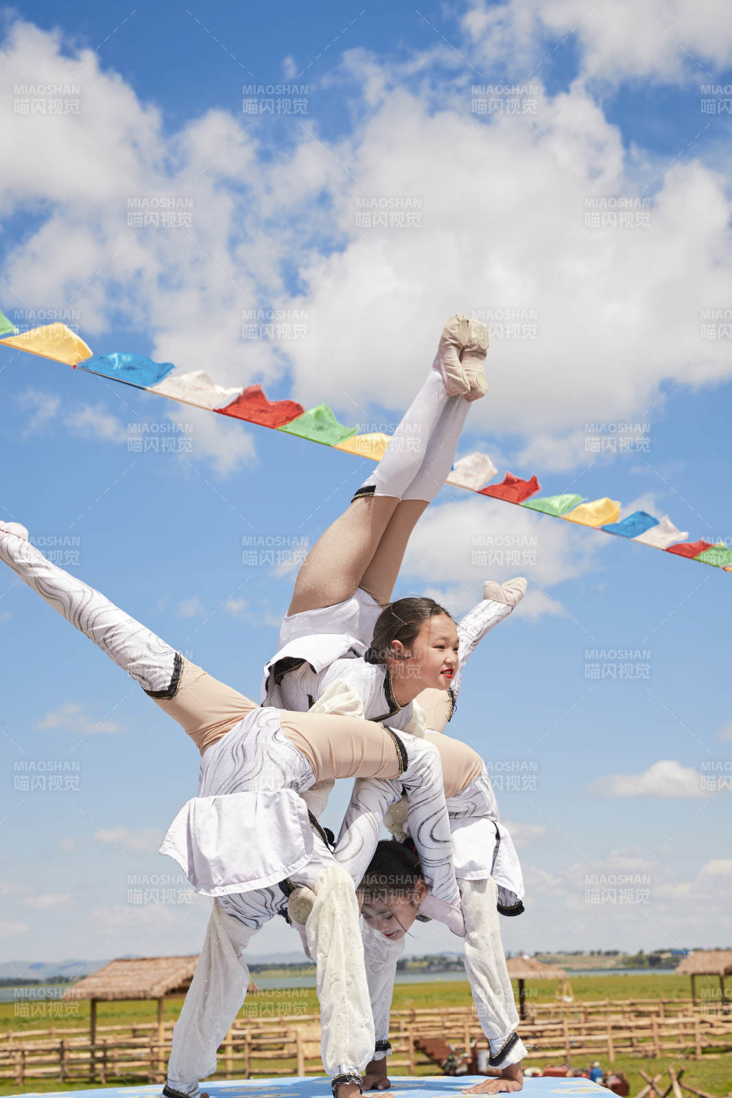 进行柔术体操杂技表演的三个少女图片